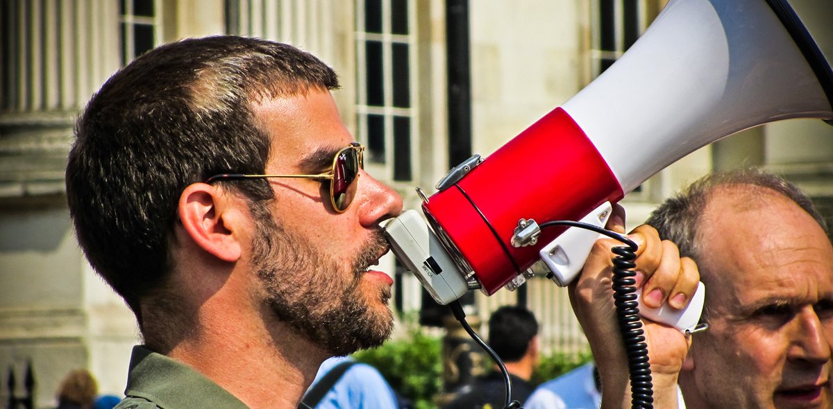 “Se viviamo nel mondo della post-verità, se i fatti non possono far cambiare idea, allora come si spiega che Charlie abbia cambiato idea quando gli sono stati sottoposti dei fatti?”. Un estratto da “Come si cambia idea” di David McRaney: iltascabile.com/scienze/conver…