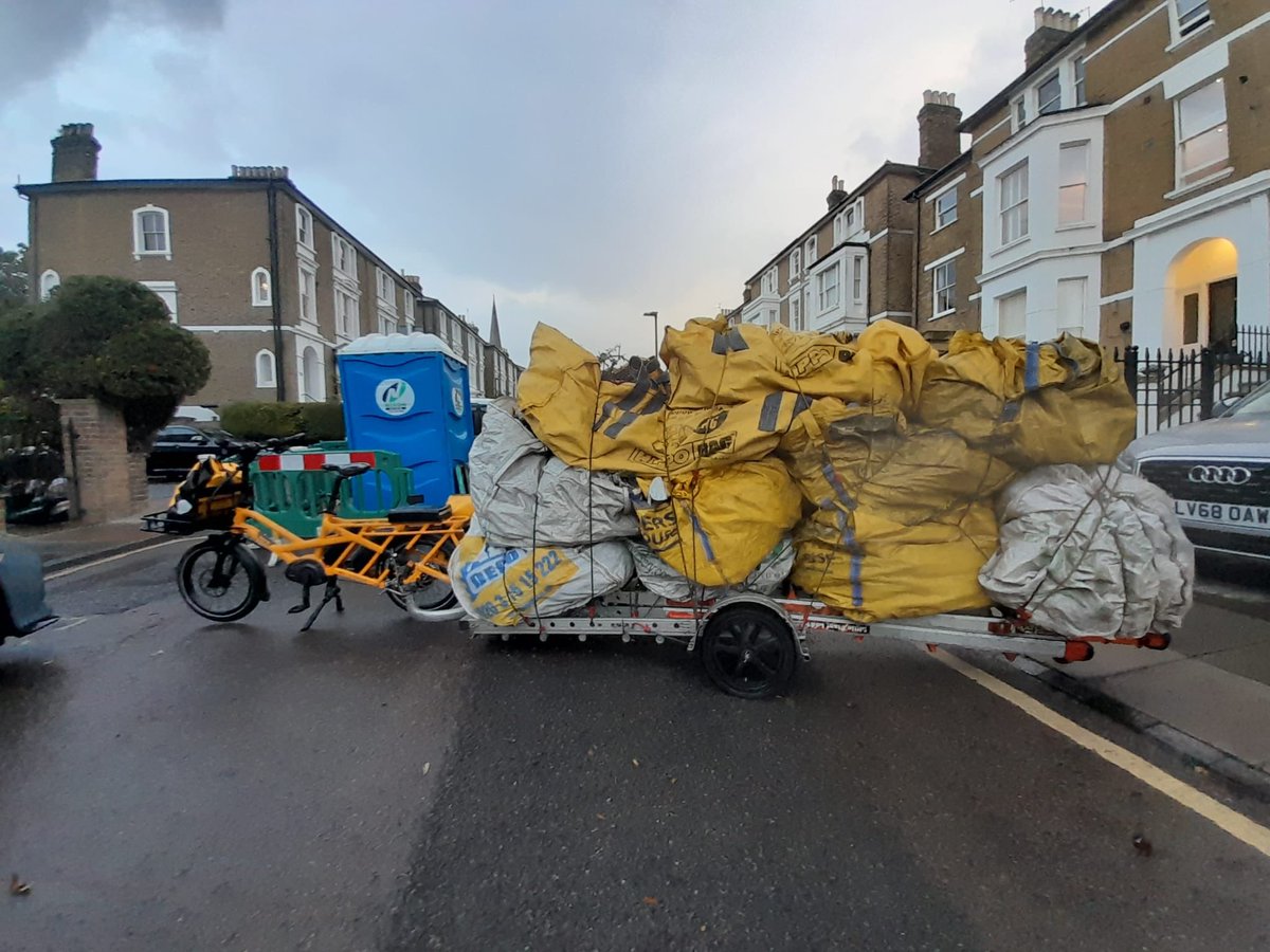 Richmond Cycling Campaign (@richmondcycling) on Twitter photo This is local gardener Tim Leigh. He used an <a href="/LBRUT/">Richmond Council</a> scheme to get a cargo bike and trailer, and now moves loads like this for work. :) This is local gardener Tim Leigh. He used an <a href="/LBRUT/">Richmond Council</a> scheme to get a cargo bike and trailer, and now moves loads like this for work. :)