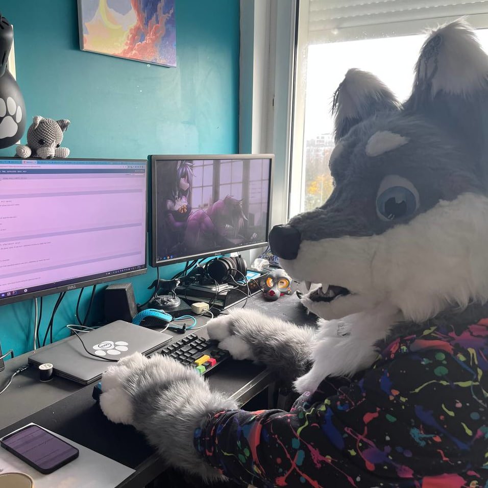 AgentLupusKM's tweet photo. This keyboard is kinda too small for these paws!
#furry #FursuitFriday #fursuit https://t.co/M2iZfM0PjQ