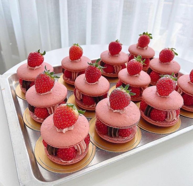ella_florence's tweet photo. Pinky pinky
#dessert #cake #strawberrycake #macaron #crepe #sandwich #pinklover #quoteoftheday #quotesdaily https://t.co/YsvFkqZRC1