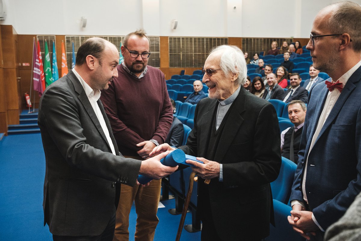 muni_cz's tweet photo. 🇨🇿 34. výročí pádu komunistické totality v naší zemi jsme si připomněli již včera na akci Křehká svoboda. 

🎖️ Pozvání přijali představitel československého exilu Karel Skalický, ukrajinský diplomat Olexander Scherba a dramaturg Petr Oslzlý. 

ℹ️ Více: https://t.co/jTirSBQZmw https://t.co/aWTKgQDhiH