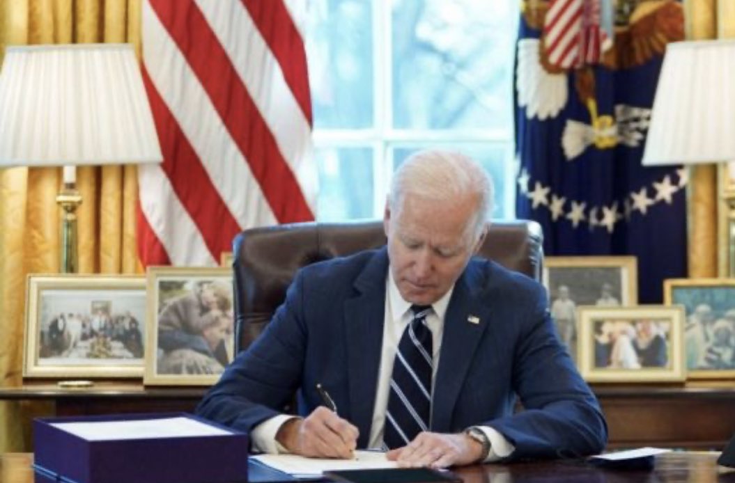 جو #بايدن وقع على قانون التمويل الحكومي الجزئي المؤقت الذي مرره الكونغرس هذا الأسبوع والذي يحول دون حدوث إغلاق حكومي حتى فترة ما بعد العطلات.

• بموجب القانون، سيتم تمديد التمويل الحكومي حتى 19 يناير كانون الثاني