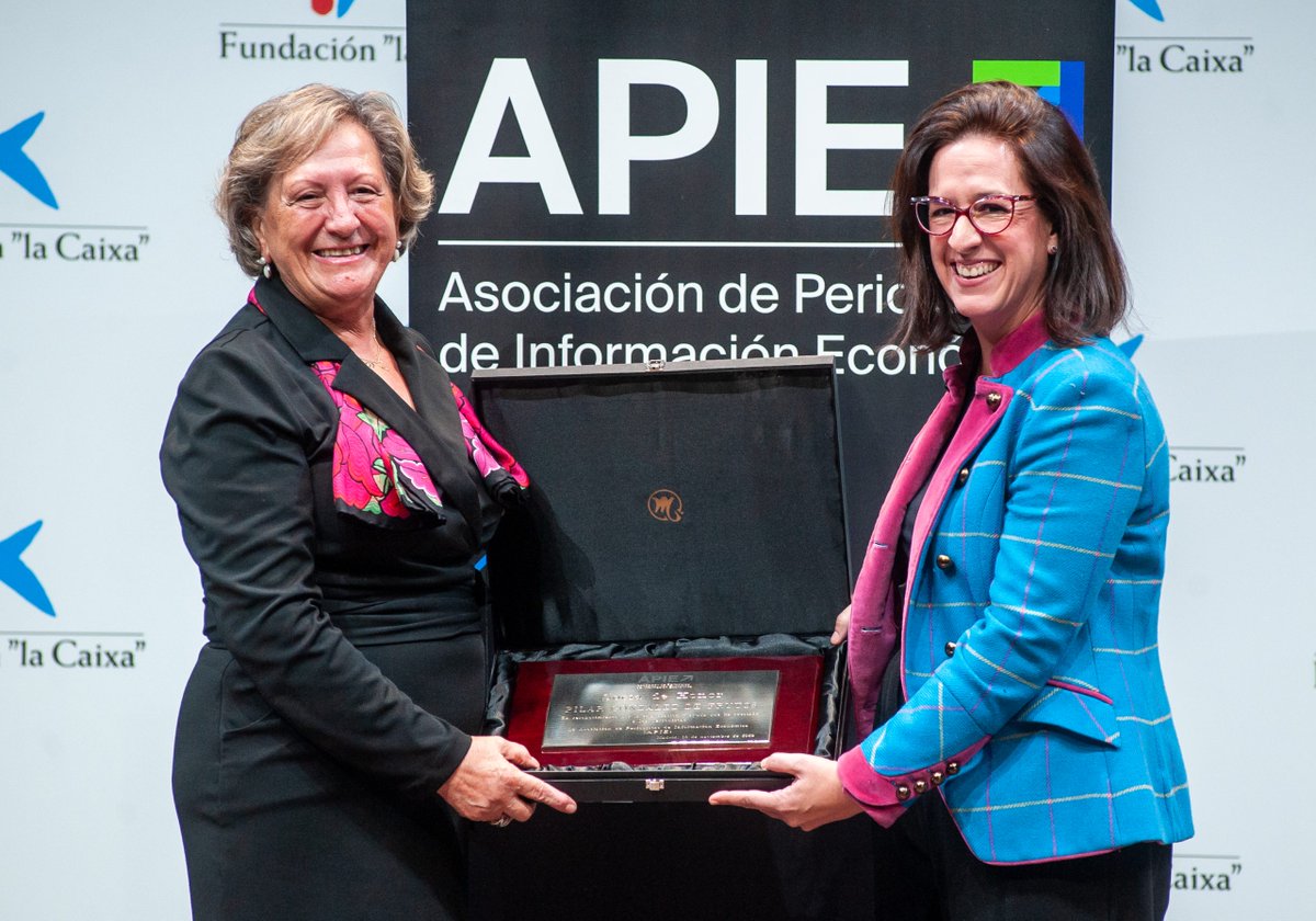 MacarenaMunozM's tweet photo. Un placer participar ayer en la entrega de premios Tintero y Secante de la @APIE_es y ver a tantos compañeros periodistas. Todas las fotos en https://t.co/1RPtDcV1r3 https://t.co/LDi6BU70X4