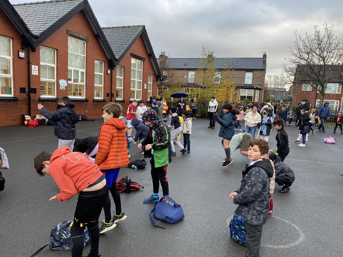 UrmstonPrimary's tweet photo. Starting the day with βbearpeesβ for Children In Need at UPS. #childreninneed #bearpees #CIN #BBCCiN https://t.co/aOp3tUq9lj