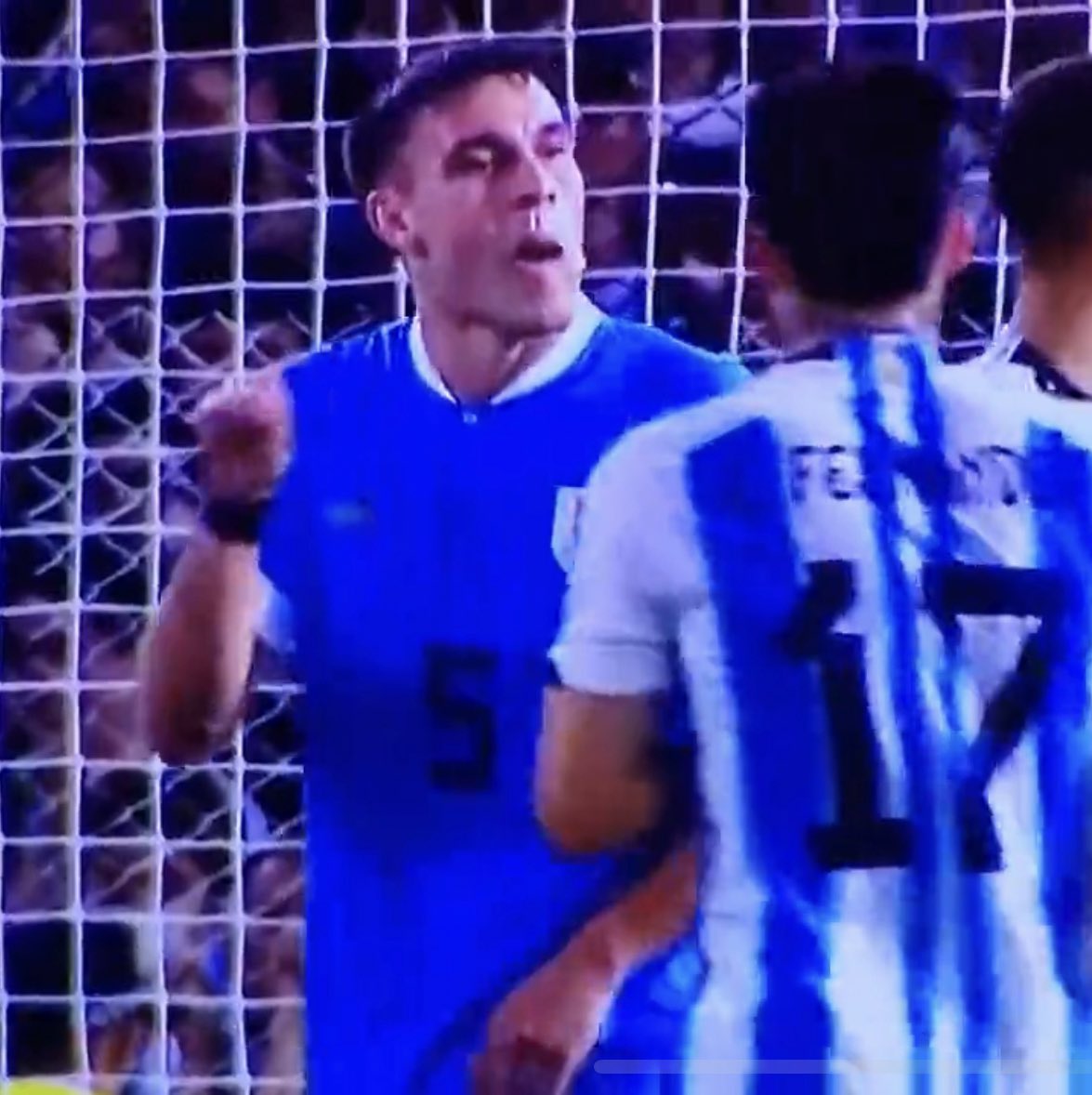 Manuel Ugarte a reproché à Rodrigo De Paul de "suc*r" un peu trop Leo Messi lors d’une altercation cette nuit. 😠