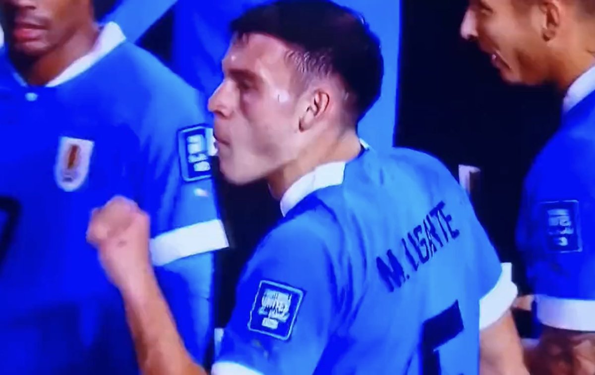 ActuFoot_'s tweet photo. Manuel Ugarte a reproché à Rodrigo De Paul de "suc*r" un peu trop Leo Messi lors d’une altercation cette nuit. 😠 https://t.co/eMzveBimDF