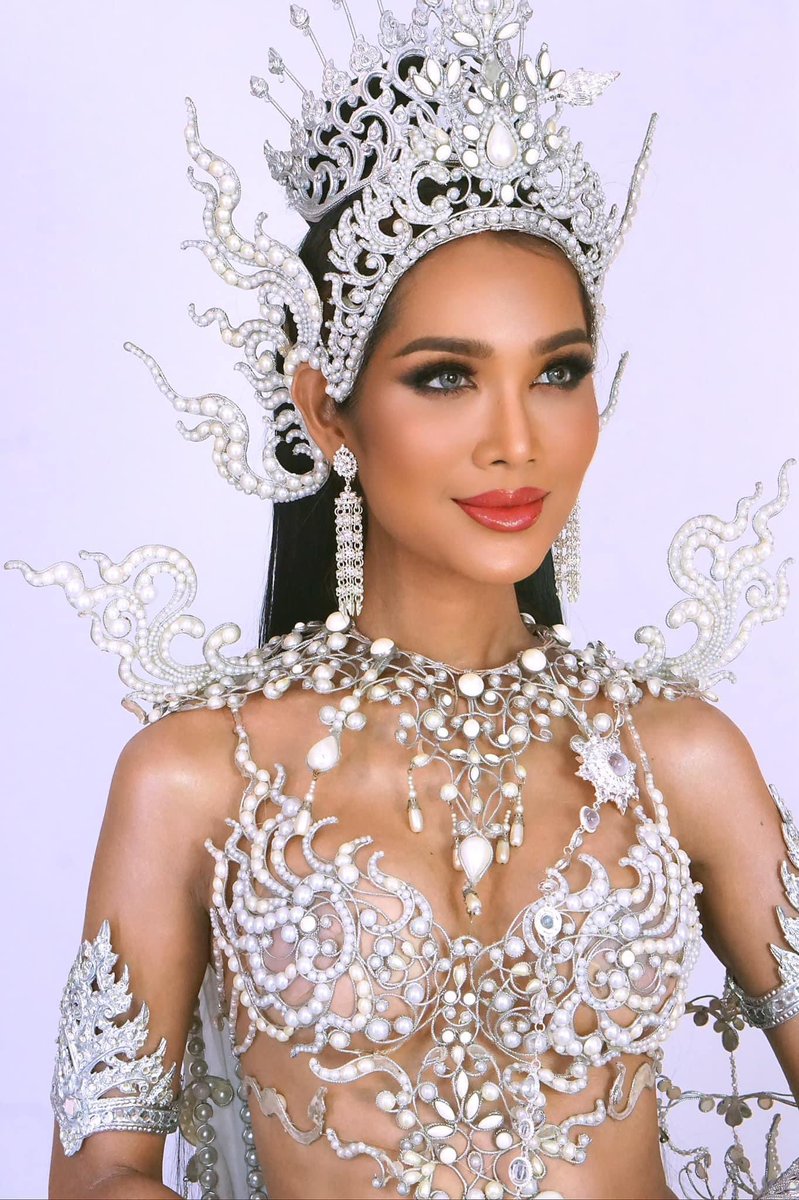 belldelagua's tweet photo. และนี่คุณแชมเปญผู้ออกแบบและทำชุดประจำชาติให้แอนโทเนีย #MissUniverseThailand2023 https://t.co/9Ekaun1lm5