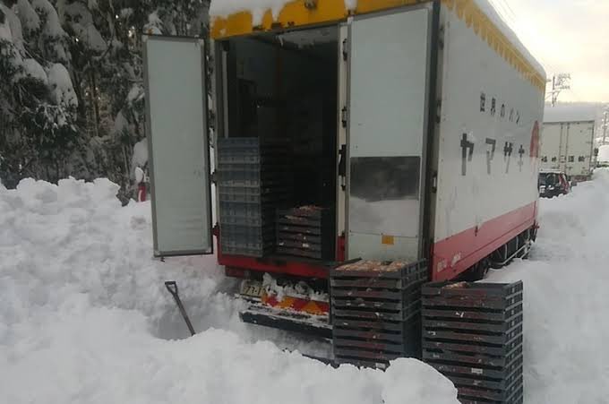 trucknakanohito's tweet photo. 大雪で思い出すのはヤマザキパンの神対応の話。大雪の影響で沢山の車が何時間も立ち往生してドライバー達が腹を空かしていた。そんな中ヤマザキパンのドライバーは積み荷のパンを周りのドライバーに配布。腹を空かしていたドライバー達はそのパンで立ち往生を乗り越えた話がリアルアンパンマンで好き。 https://t.co/fTK47aLdSh