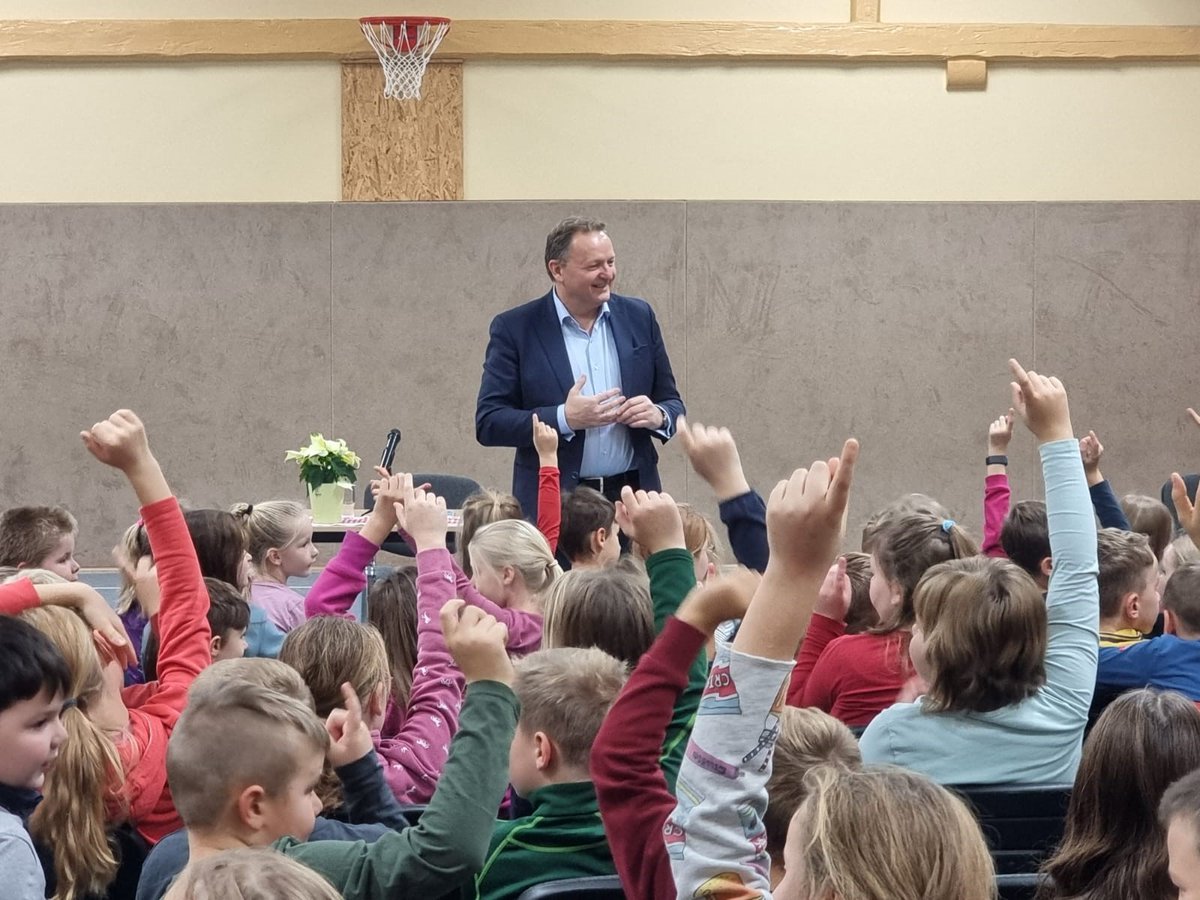 1/2📖👥Heute ist bundesweiter #Vorlesetag! Bildungsstaatssekretär <a href="/boehmju/">Jürgen Böhm</a> besuchte die Grundschule Burg Ummendorf und las aus dem Buch „Der Tag, an dem die Oma das Internet kaputt gemacht hat“ von Marc-Uwe Kling. „Lesen als eine der grundlegenden menschlichen Kulturtechniken