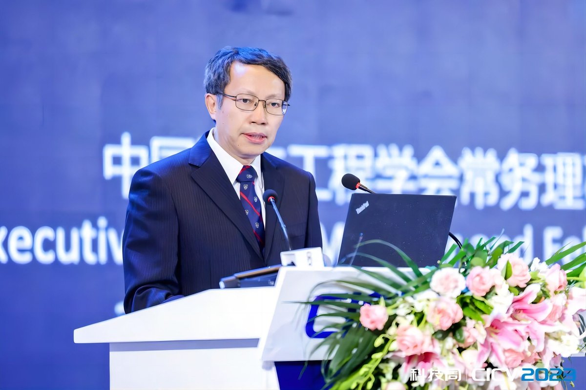 Tsinghua_Uni's tweet photo. Prof. Li Keqiang shared at CICV 2023 that “China pioneered the concept of converged development of intelligence and connectivity.” He believes the key is to apply the #IntelligentConnectedVehicles with the Vehicle-Road-Cloud-Integration concept. #TsinghuaFocus https://t.co/ddj64SScF8