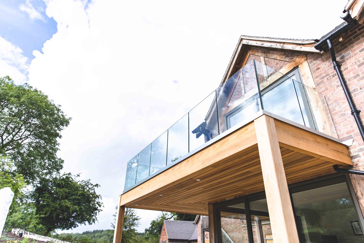 Uncovering breathtaking views of the local countryside with seamless uninterrupted sightlines from this modern balcony featuring frameless balustrading. 🤩 #viewgoals