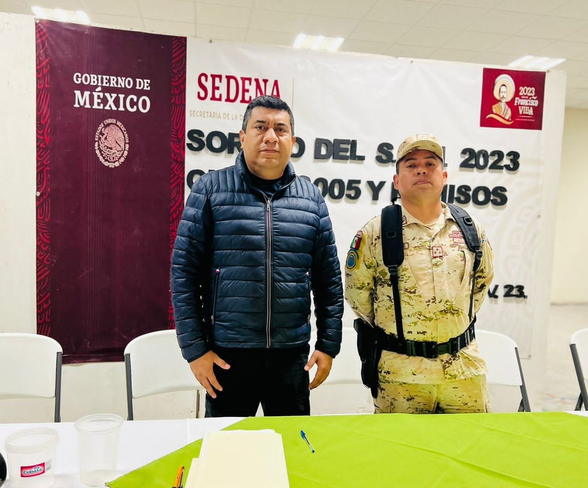 contavictor31's tweet photo. Sorteo del S.M.N. 2023. Con mi amigo Coronel Alfonso Sánchez R. Del 14o. RCM de Muzquiz, Coahuila. https://t.co/4BVJeB5re4