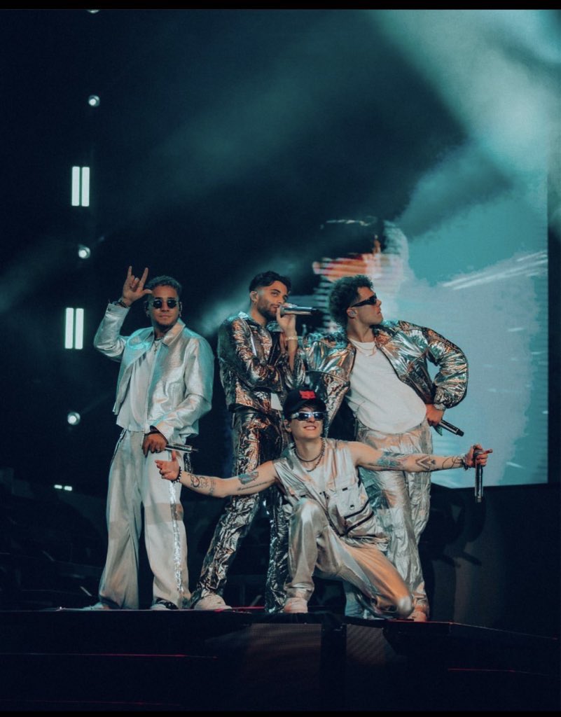 velezcnco3's tweet photo. Tanto tiempo sin estar por acá, y solo vengo a cerrar junto a mis nenes,  una etapa en mi vida.. no estuve desde el inicio. Pero prometí estar hasta el final, y aquí estoy.. LOS AMO y siempre serán ese curita en mi corazón ❤️‍🩹

GRACIAS CNCO
CNCO LATIN KINGS https://t.co/UgQwamV4aU