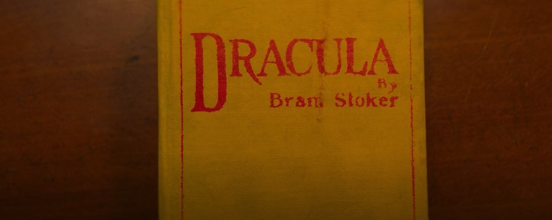 BooksInFilms1's tweet photo. Dracula by Bram Stoker. Boys from County Hell (Chris Baugh, 2020) #BooksInFilms #BooksInMovies #BooksOnScreen #BramStoker #ChrisBaugh. Thanks https://t.co/g3elfzNRRo. Explore more real books in films in Instagram https://t.co/Lu3rWz4lxD https://t.co/fVJewXyvuk