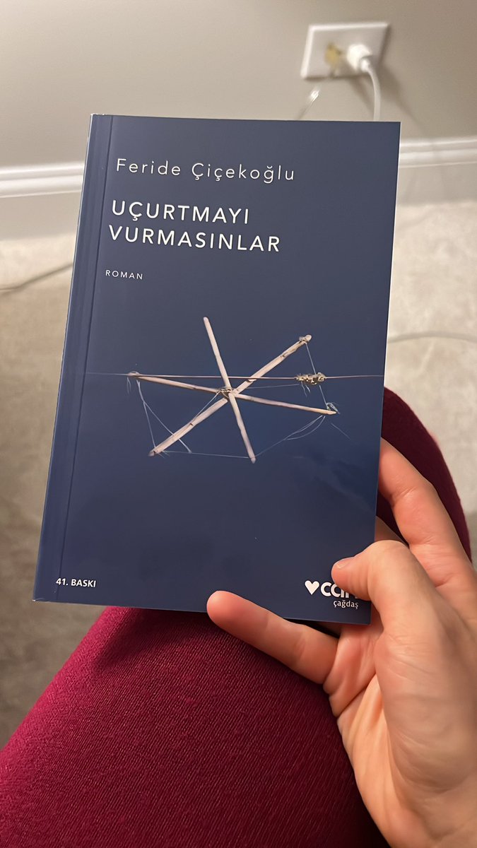 Biraz Özkan ailesinin evinin kokusunu aldım sanki,annanemin tarhanasına bakıp iç geçirdim,babaannemi andım bugün,biraz babamı gördüm gibi oldum,uzaklara gittim,uzaklardan gelen kitaplardan aldım elime,açtığım sayfa buydu… “Biz o yalanlara kızdığımız için burdayız” diyor,hakkaten…