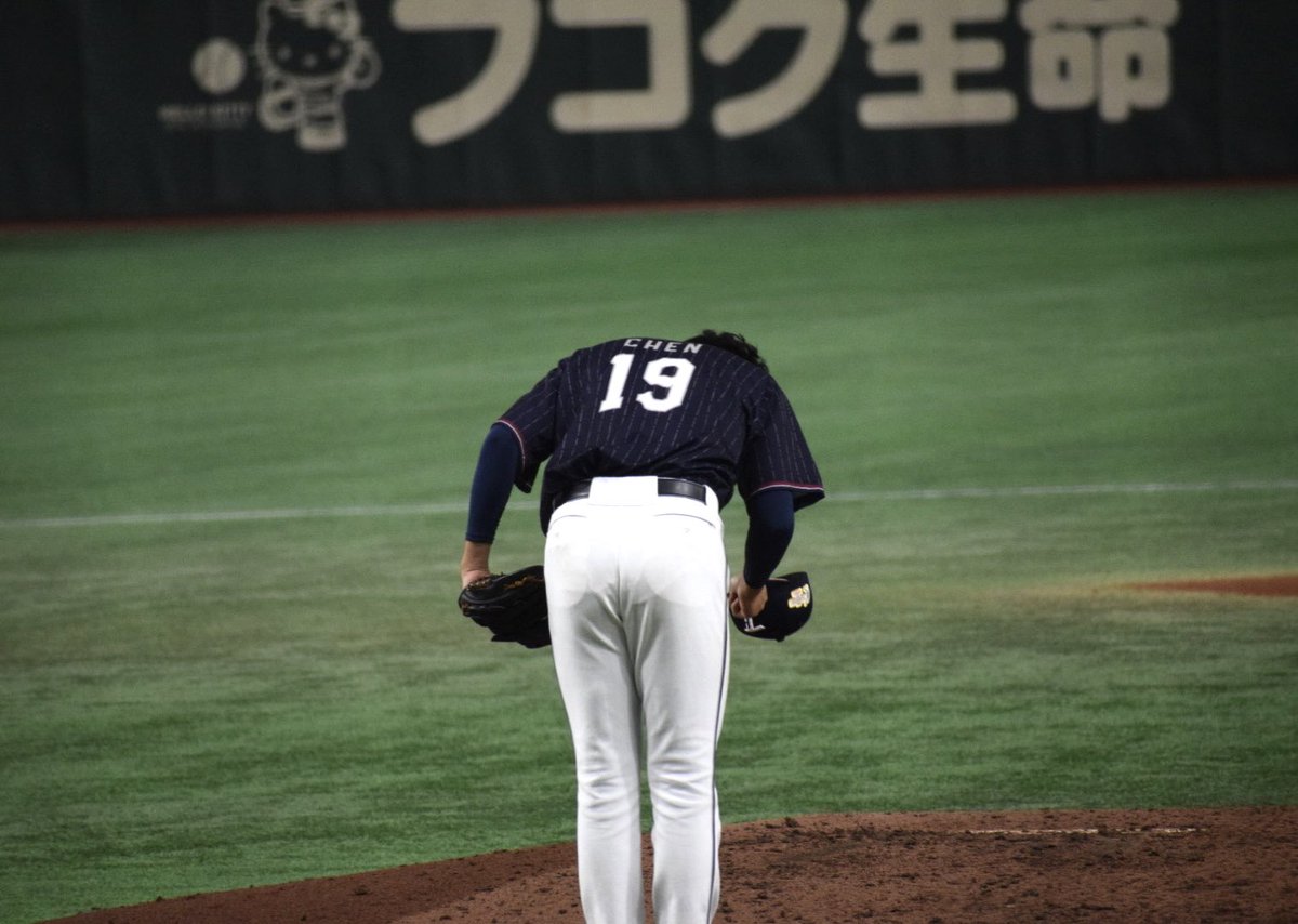 yamatoclimber's tweet photo. 台湾の19番・陳克羿（チェン・コーイ）

24歳とは思えない高校球児の童顔。帽子を飛ばす気迫のピッチング。

何よりグラウンドに入る前、内野に入る前、マウンドに上がる前の3回脱帽して一礼する。

これほど球場を神聖な場所に変える選手は初めて。全野球選手に知ってほしいピッチャー。 https://t.co/RsnNHkRXae