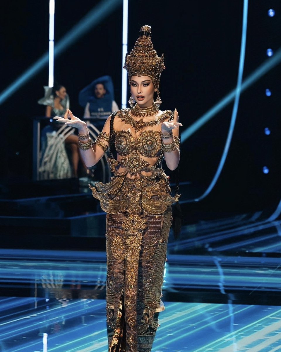 PimpantherGee's tweet photo. ไม่สามารถมูฟออนจากแอนรอบชุดประจำชาติได้จริงๆ สวย สง่า อลังการ ขลัง อ่อนช้อย ครบ  #MissUniverseThailand2023 #AnntoniaThailand #แอนโทเนีย #MissUniverse2023 https://t.co/x6nIBCpFjJ