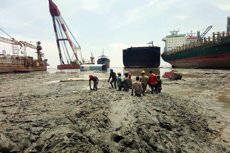 Décès, blessures et maladies : le combat pour améliorer les conditions de travail sur les chantiers de démolition des navires en Asie du Sud

➡️equaltimes.org/deces-blessure…

#Inde #Pakistan #Bangladesh #travaildécent #santéetsécurité #pollution #développementdurable