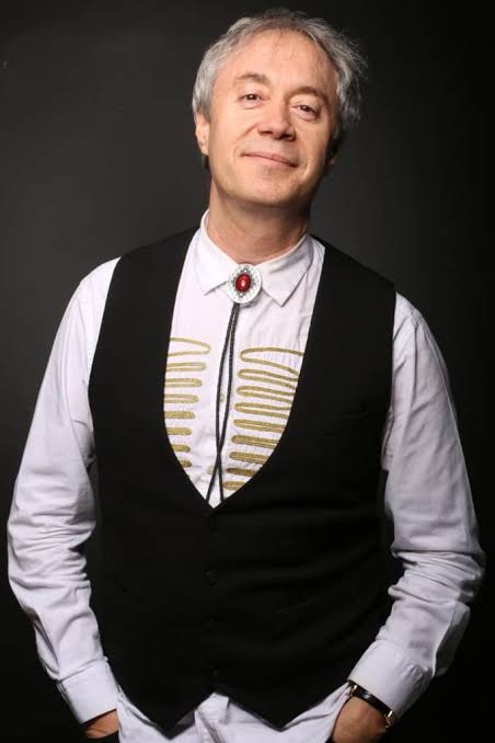 DÜZGÜN BİR ADAM DAHA GİTTİ...

Seni hep gülümseyen yüzünle ve bükülmeyen belin, eğilmeyen boynunla hatırlayacağız Sevgili Metin. 
Nurlar içinde yat...