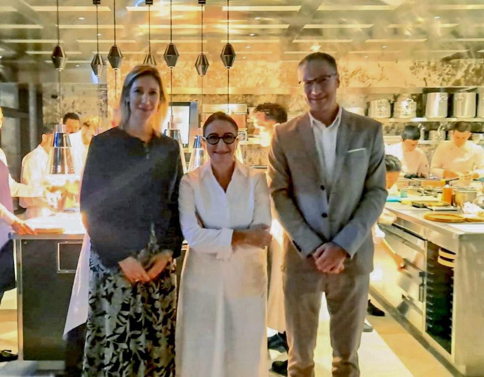 ChristileDrulhe's tweet photo. Bienvenue à Hong Kong à Anne-Sophie Pic, cheffe la plus étoilée du monde, qui ouvre un nouveau restaurant : Cristal Room ! 

Welcome to Hong Kong to Anne-Sophie Pic, the most starred woman chef in the world, who is opening a new restaurant: Cristal Room! https://t.co/QPetHkhxnV