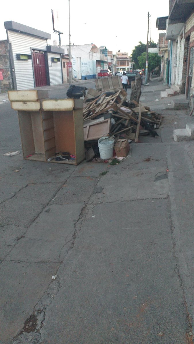 BarrioSnMiguel's tweet photo. @SIAP_Leon quedó mucho cacharro en barrio de San Miguel cuando van a pasar a recoger?? @ContraloriaLeon https://t.co/UoteIzePmW