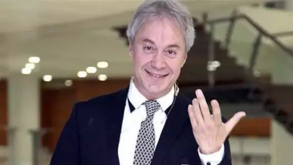 Metin Uca’nın Ruhu Şad Olsun. 

Yalakan, şakşakçıdan, biat edenden, iktidarın yanında kümelenerek ve destek vererek kişisel çıkarları peşinde koşandan sanatçı olmaz!

Sanatçı; otoriteyi sorgular, eleştirir ve asla dalkavukluk yapmaz. Sanatçı; yaşama dair bir tavrı, çizgisi ve