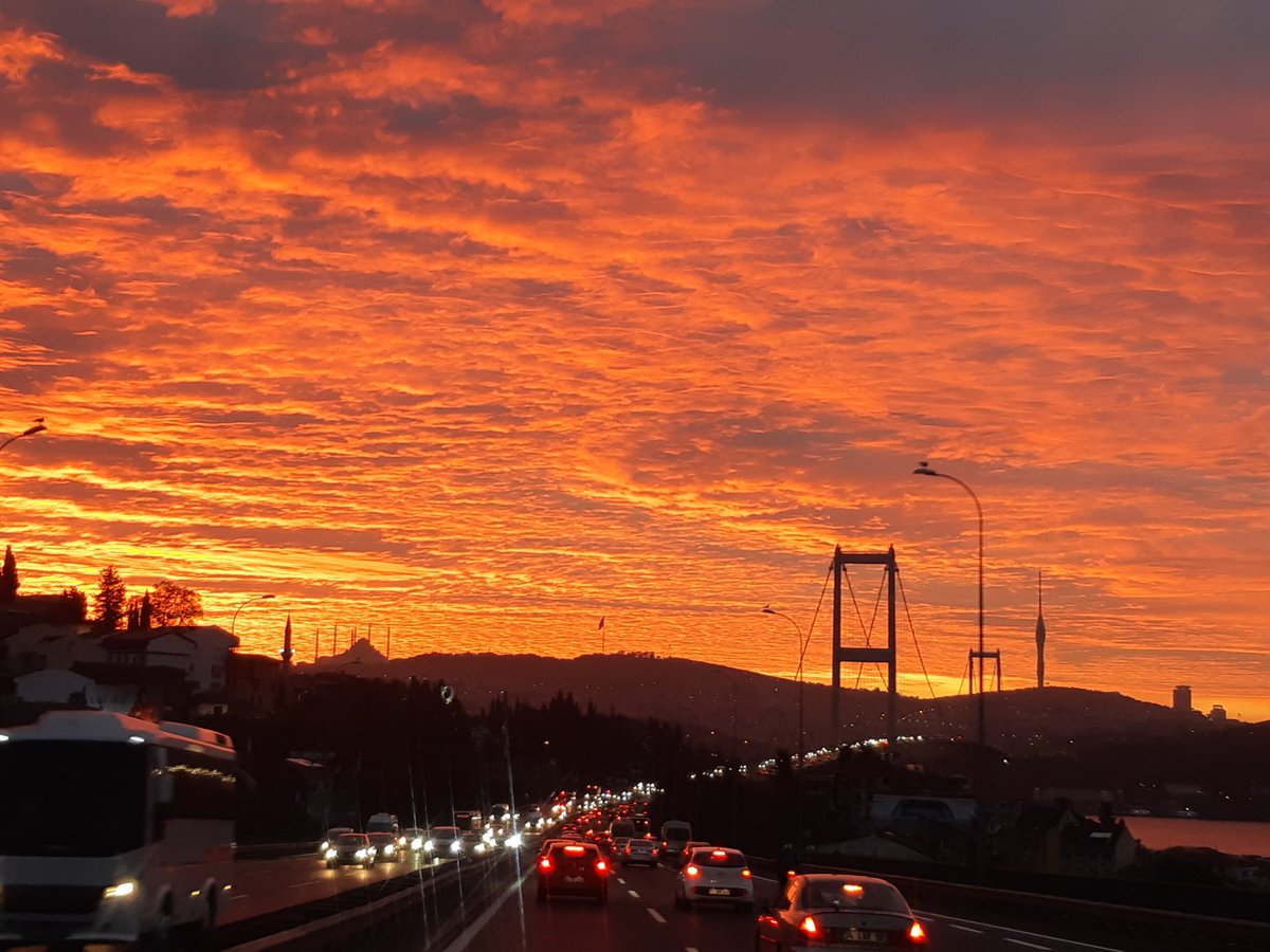İstanbulda gökyüzü kızıla boyanmıştı.. Samsung a8 2018 17.11.2023