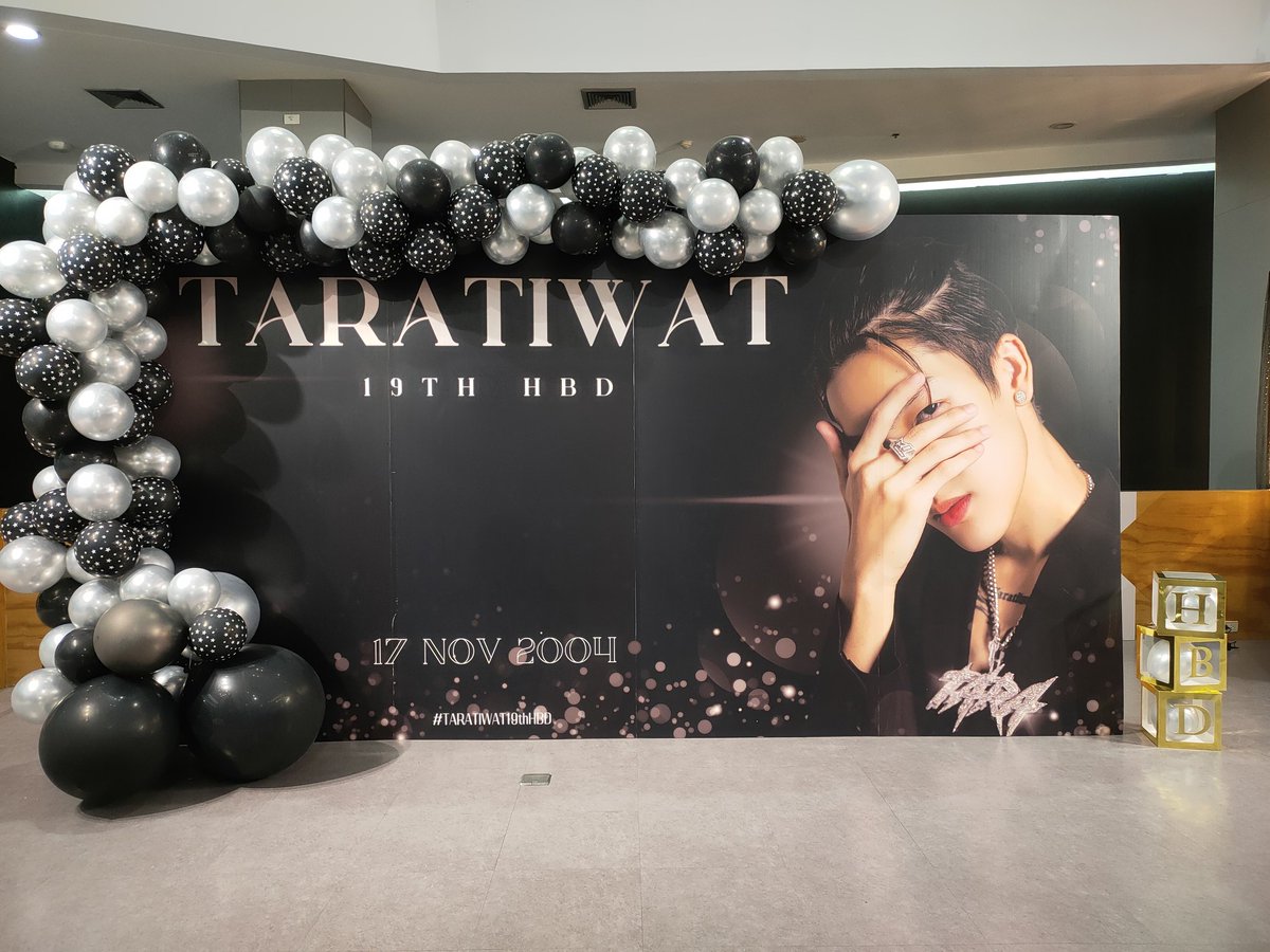 TARAtiwatOFC's tweet photo. 👽 𝐓𝐀𝐑𝐀𝐓𝐈𝐖𝐀𝐓 𝐁𝐈𝐑𝐓𝐇𝐃𝐀𝐘 𝐆𝐀𝐋𝐋𝐄𝐑𝐘 𝟐𝟎𝟐𝟑 🦾
📍ชั้น G Zone ร���หว่างบันไดเลื่อนค่ะ
#TARATIWAT_BDPROJECT
#TARATIWAT19thHBD #Taratiwat https://t.co/bgl8DacqnY