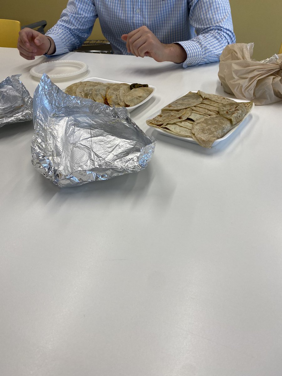 andrerodzt's tweet photo. jueves de tacos mode en la ofi nunca falla https://t.co/fbNgiiQLN4