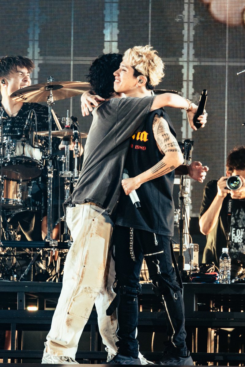 natalie_mu's tweet photo. 【ライブレポート】（写真46枚）
ONE OK ROCKとMY FIRST STORYが初共演🔥
兄弟の絆見せた東京ドームの一夜
あの曲でコラボも

Taka「本当に戦わなければいけないのは自分自身」
Hiro「今日という日は目標であり夢でした」
https://t.co/lZJL2N6KKm

#ONEOKROCK  #MYFIRSTSTORY https://t.co/2tfDZGxY85