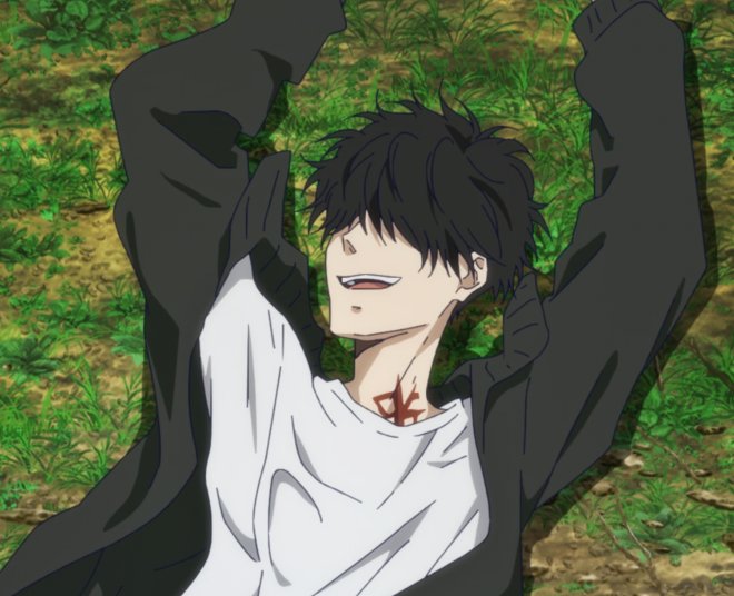 Tiduran di atas rumput.