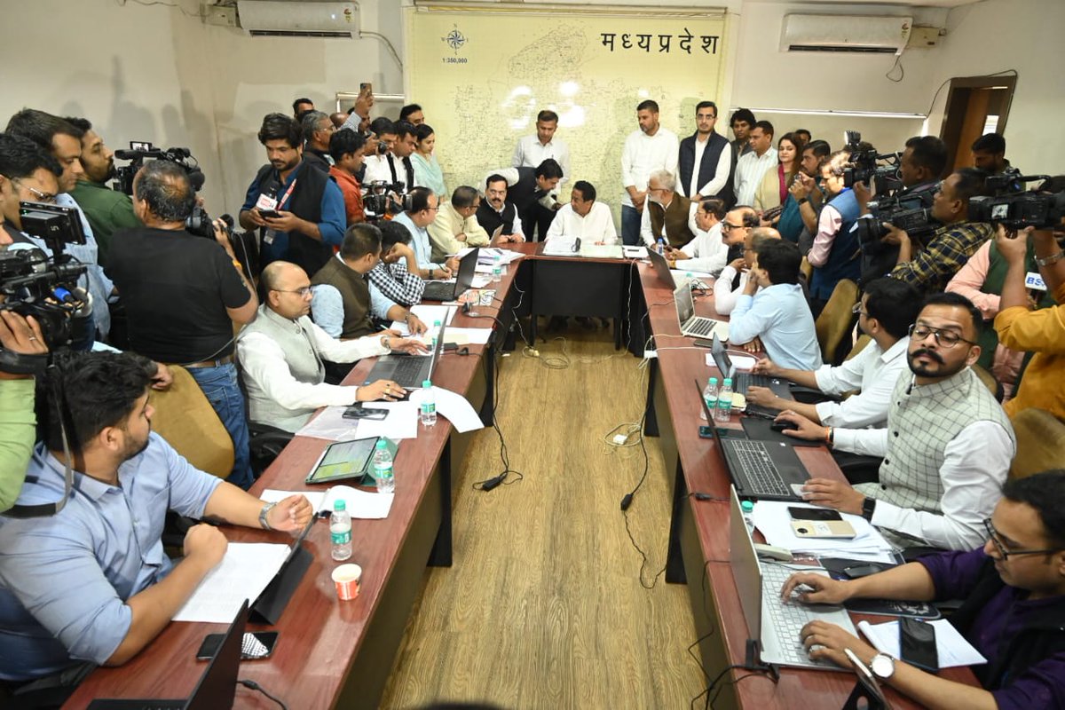INCMP's tweet photo. प्रदेश कांग्रेस अध्यक्ष कमलनाथ जी प्रदेश कांग्रेस कार्यालय में मतदान की समीक्षा कर रहे हैं।

"बढ़ाइये हाथ, फिर कमलनाथ" https://t.co/bJe5iqk0wc