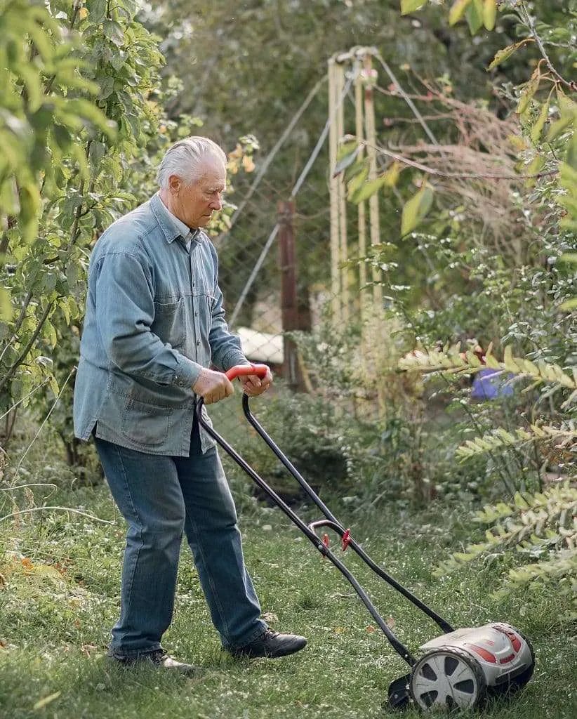 thebluejaee's tweet photo. In solidarity with Snoop Dogg I'm quitting weeding my garden! Lol! As if! Can't let those suckers get anymore overgrown than they already are. 😂😂😂#JustMowerThings #WeedWackers #SillyFriday https://t.co/gvz0o2HdYR