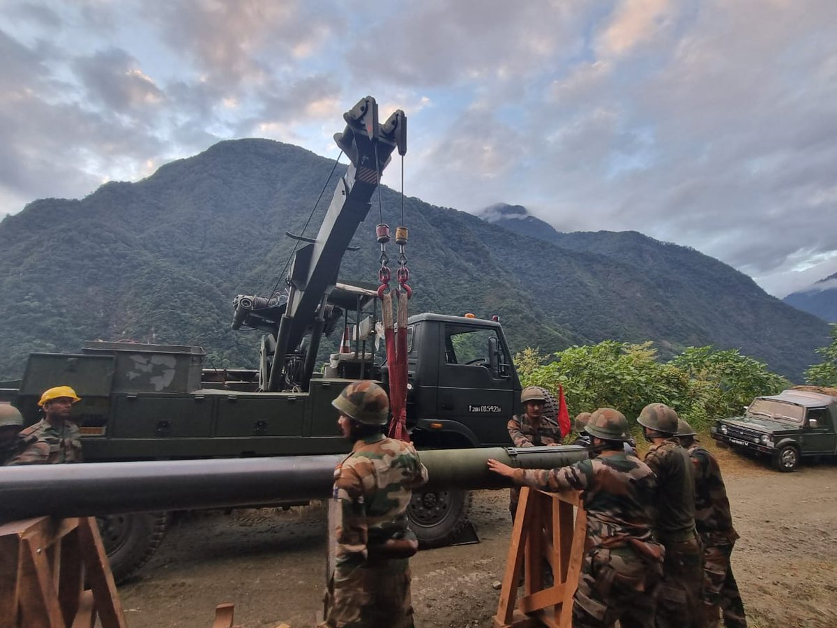 stylishvision's tweet photo. Replacing barrel of an Ultra Light Howitzer (ULH) in challenging terrain in forward areas https://t.co/kEhFTa0NRV