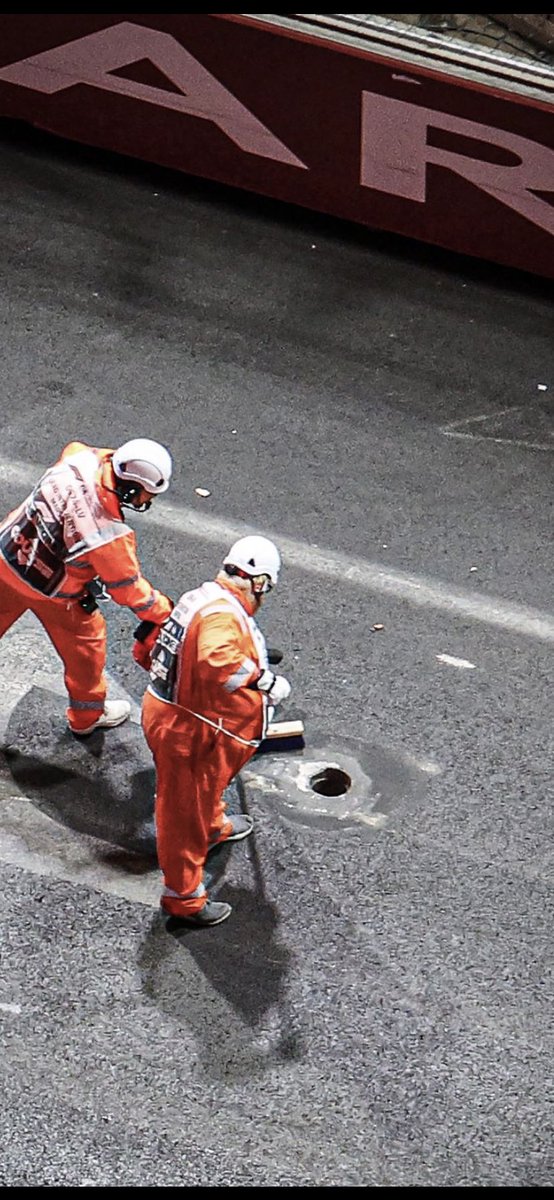 F1Tornello's tweet photo. #F1 Una frustración. FP1 de #LasVegasGP fue suspendida y cancelada cuando sólo llevaban nueve minutos girando. Una alcantarilla se levantó cuando pasaba el auto de Sainz y rompió algo importante. Ahora revisarán toda la pista. Feo comienzo 🏁 https://t.co/l59aYf8aQ5