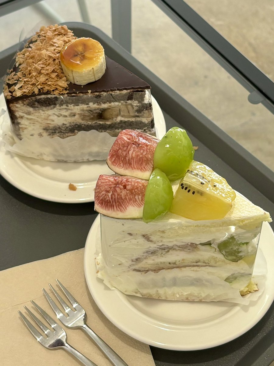 🍽️ 상암 구움소리

 ๑ 제철과일 케이크 ( ₩7,800 )
 ๑ 초코 바나나 케이크 ( ₩7,500 )
 ๑ 아메리카노 ( ₩3,500 )

시트, 크림, 과일 컨디션 뭐 하나 빠지지 않는 완벽한 케이크 ,, 🫶🏻
찾기 힘든 골목길에 위치해있는데도 손님이 많은 이유를 단번에 이해하게되는 맛이에요