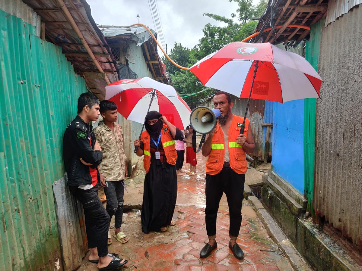 AnsariSazzad1's tweet photo. @bmd_bangladesh @RIMES_news @BDRCS1 @ifrc @sanjeevkafley @AchalaNavaratne @AJMatheou @resty_lou @isteak_ahammed @AnticipationHub @RCClimate @RohingyaResp @IOMBangladesh @UNHCR_BGD @Hrusikesh18 @AKGULALIAKGUL @RaquibRony @arafin_karim @ArchiePmolos @Azharul538 @yasifhasan @KAMRULMK00 @KShajibMunshi @tewanim @bmd_bangladesh announced Signal 6 for cyclonic storm 'MIDHILI' in #CoxsBazar.
✅#Refugee volunteers hoisted 2⛳️across camps
✅Disseminating #EWAA messages
✅Assisting relocations
📸#Refugee volunteers
@BDRCS1 @ifrc activated #EOC to monitor status & assist #EWAA & response. https://t.co/Wt2GXhc7PE