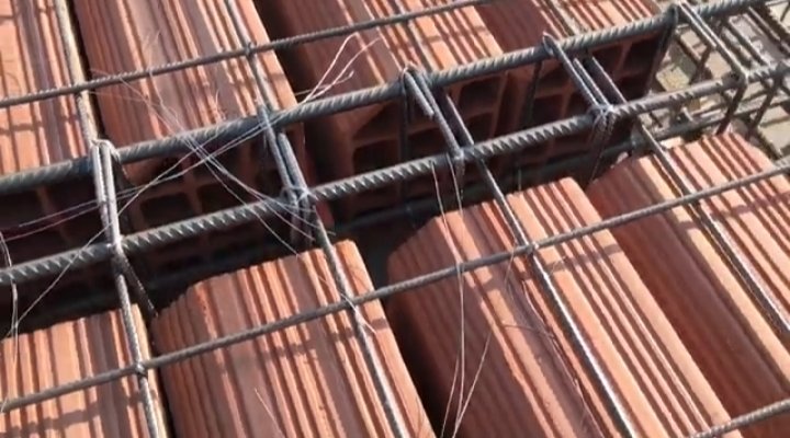 مهم جدا عند تنفيذ بلاطات الهوردي HBS
مراعاه ان تكون فتحات البلوك مصمتة, وفي حاله تركها كما بالصور وأثناء تشغيل الهزاز تدخل الخرسانه خلال الفتحات ويزداد تبعا وزن السقف والتكلفة الاجماليه تزيد عن المحسوب لها.