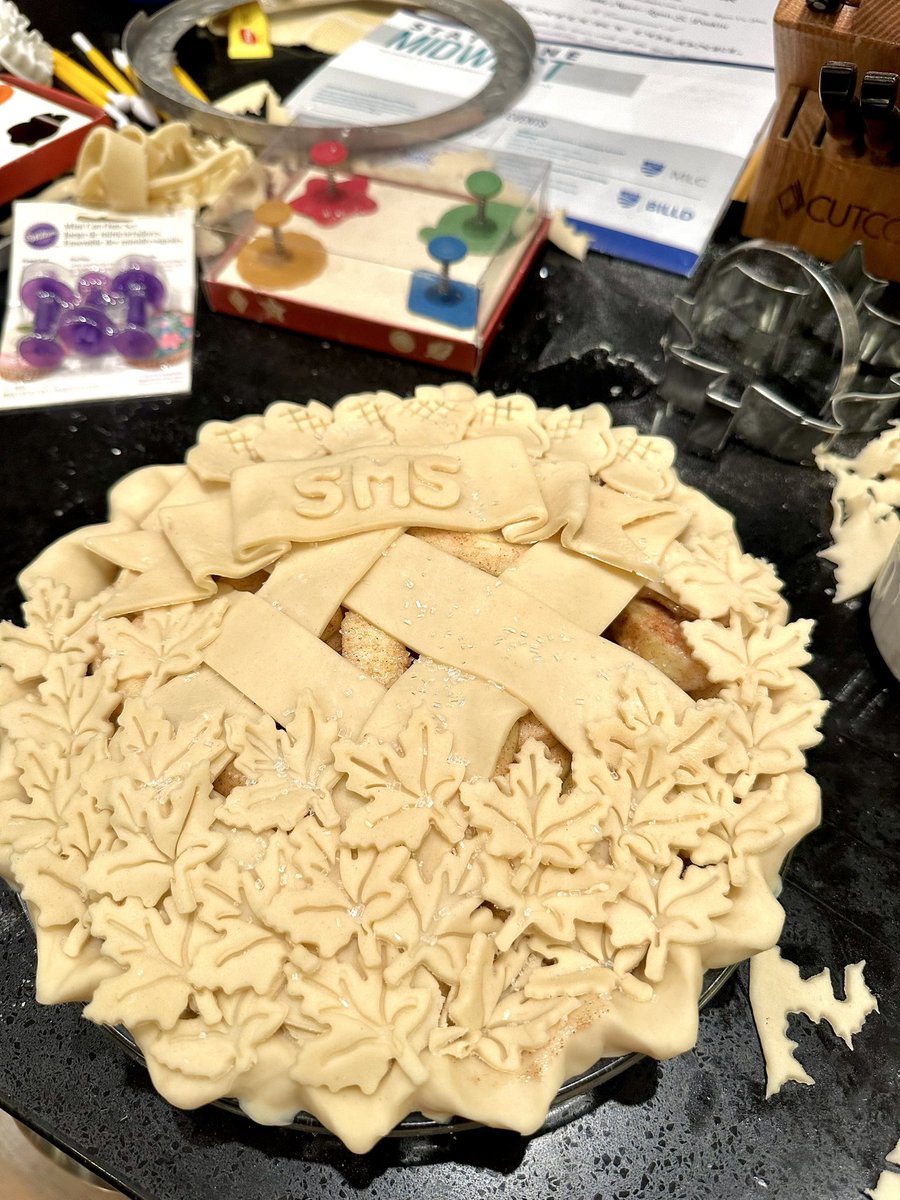 Poskin4KS's tweet photo. Up a little later than I expected, because #life and #friendsinneed, but I hope the @RaiderSms  Staff Appreciation recipients of these pies know how much they are TRULY appreciated!!! 

#ksleg #ksed #Raiders 💚🌻💚 https://t.co/c87up1lpJr