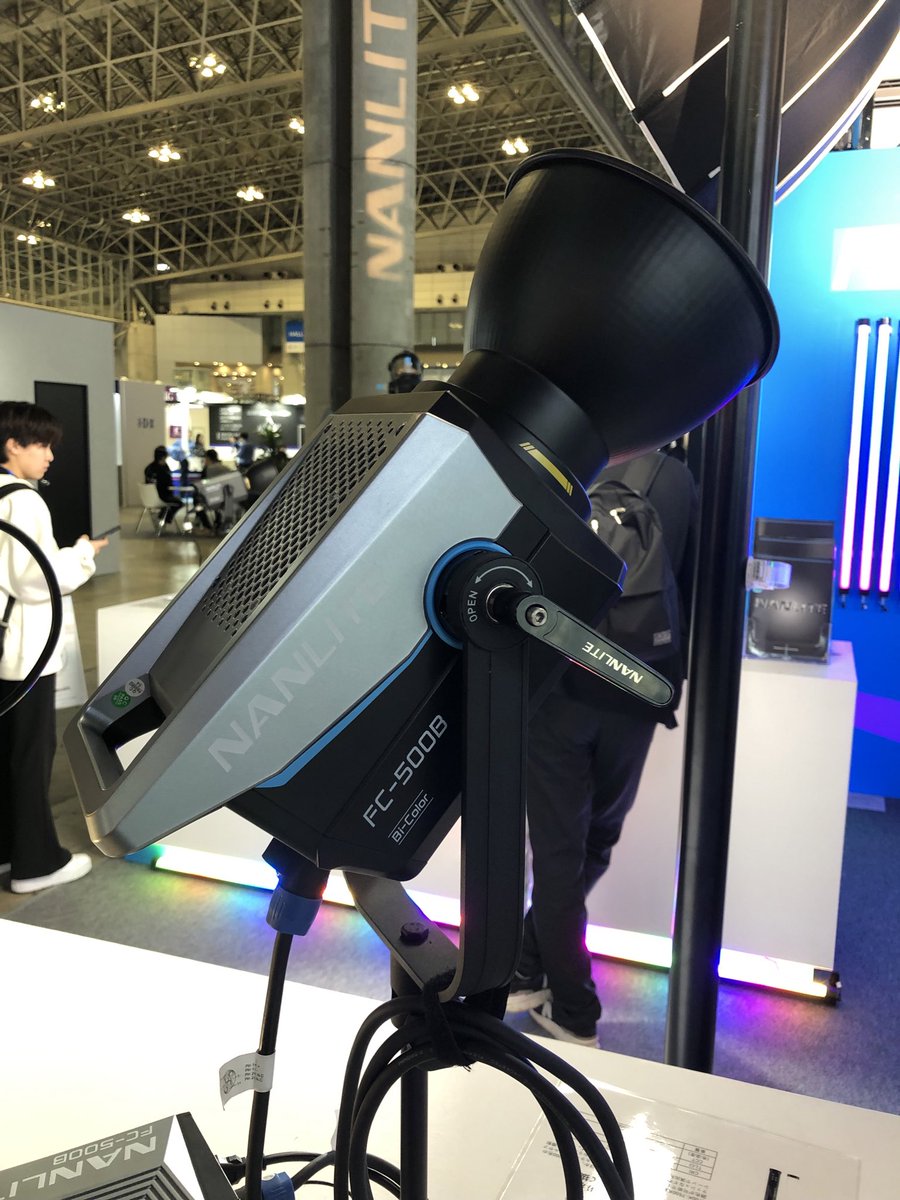 uzuramame95's tweet image. NANLITEのFC-500B
500Wでこのサイズは小さい。
お値段も115,500円と意外と安い。
光の品質についてはNANLITEなので心配してない。😃

FCは「Forza Compact」の略とのこと。
本体はともかく電源はコンパクトじゃないw
でも出力を考えたら仕方ないか。
#NANLITE #interbee2023