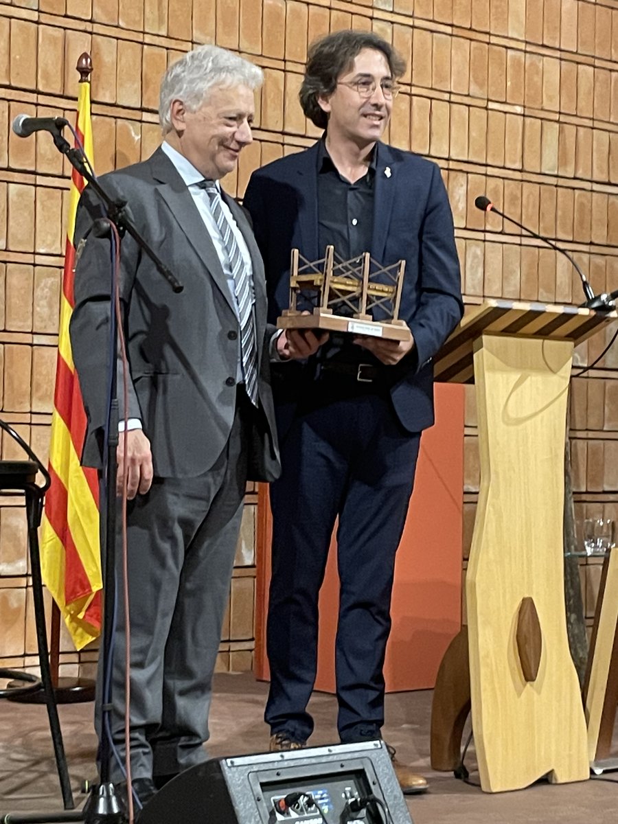 MemoriaPortes's tweet photo. Anit vam commemorar el 85è aniversari del final de la Batalla de l’Ebre a Flix amb el lliurament del I Guardó Pont de Ferro. Es va reconèixer l'enorme tasca en la recuperació de la memòria democràtica ebrenca de l’historiador flixanco Josep Sánchez Cervelló #MemòriaEbrenca https://t.co/Slo7I6pKwM