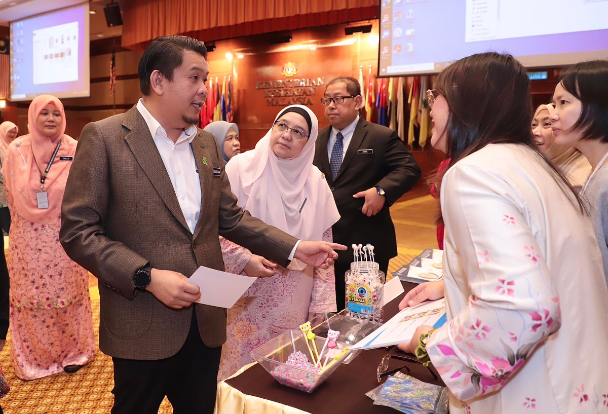 KKMPutrajaya's tweet photo. (1/2) 17 November 2023, Putrajaya - YB Dato Lukanisman bin Awang Sauni, Timbalan Menteri Kesihatan telah menyempurnakan Majlis Pelancaran Hasil Dapatan Tinjauan Mata Kebangsaan Ketiga (National Eye Survey III) dan Program Saringan Mata Kakitangan Kementerian Kesihatan Malaysia di Putrajaya hari ini.

Tinjauan Mata Kebangsaan merupakan inisiatif KKM dalam mengenalpasti kebutaan dan masalah penglihatan di kalangan rakyat Malaysia. Tinjauan Mata Kebangsaan I telah diadakan pada tahun 1996, manakala Tinjauan Mata Kebangsaan II dijalankan pada tahun 2014 dan pada tahun ini Tinjauan Mata Kebangsaan III telah dijalankan pada bulan Julai hingga Oktober 2023 di dua zon iaitu Zon Sarawak dan Zon Timur.

Hasil dapatan daripada Tinjauan Mata Kebangsaan II telah menunjukkan prevalens kebutaan adalah 1.2% iaitu seramai 113,000 orang mengalami masalah buta dengan 43,000 daripadanya dikenalpasti berpunca daripada katarak.

Manakala hasil Tinjauan Mata Kebangsaan III mendapati 160,000 orang Penduduk Malaysia (Zon Timur dan Zon Sarawak) berusia 50 tahun ke atas mengalami masalah kurang penglihatan, manakala 8 peratus daripada jumlah tersebut mengalami kebutaan.