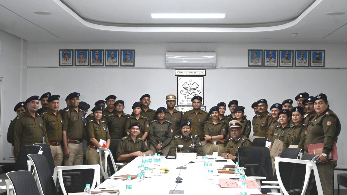 AshokKumar_IPS's tweet photo. मुस्कान बिखेरता #UttarakhandPolice का ऑपरेशन स्माइल।

@uttarakhandcops 
#OperationSmile https://t.co/46d1XgjUHQ