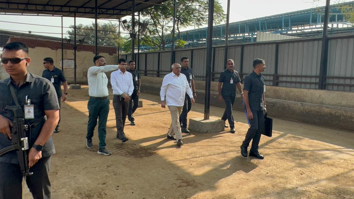 CMOGuj's tweet photo. મુખ્યમંત્રી શ્રી ભૂપેન્દ્રભાઈ પટેલે આજે ગાંધીનગરમાં સેકટર-30 ખાતે GMC સંચાલિત પાાંજરાપોળની આકસ્મિક મુલાકાત લઈ ગૌમાતાની સંભાળ માટે થતી કામગીરીની પ્રત્યક્ષ જાણકારી મેળવી રાજ્યના પશુધનની કાળજી અને દરકાર પ્રત્યે રાજ્ય સરકારની પ્રતિબદ્ધતા વ્યક્ત કરી હતી. https://t.co/PupRT59INw