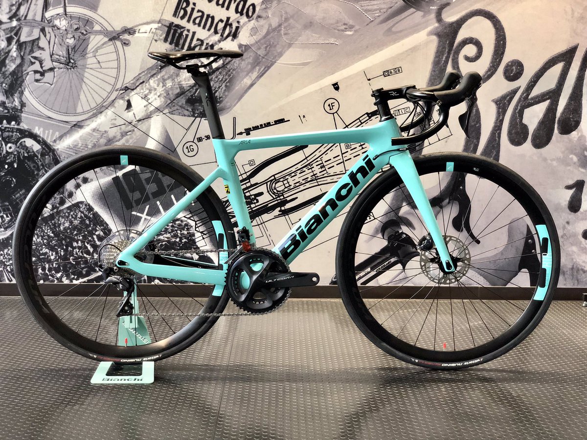 Machida1885's tweet photo. 【町田】

「ARIA ULTEGRA DISC」が入荷しております！

Color : CK16
Size : 44/47/50/53/55cm（適正身長155cm～180cm前後）
PRICE : ¥440,000(税込)

OLTRE XR4に匹敵するエアロ性能が楽しめるARIA
各サイズチェレステカラーでご用意しております。

《https://t.co/QbiFNJNLHl》

#BIANCHI #ARIA https://t.co/F3qxRGZJXI