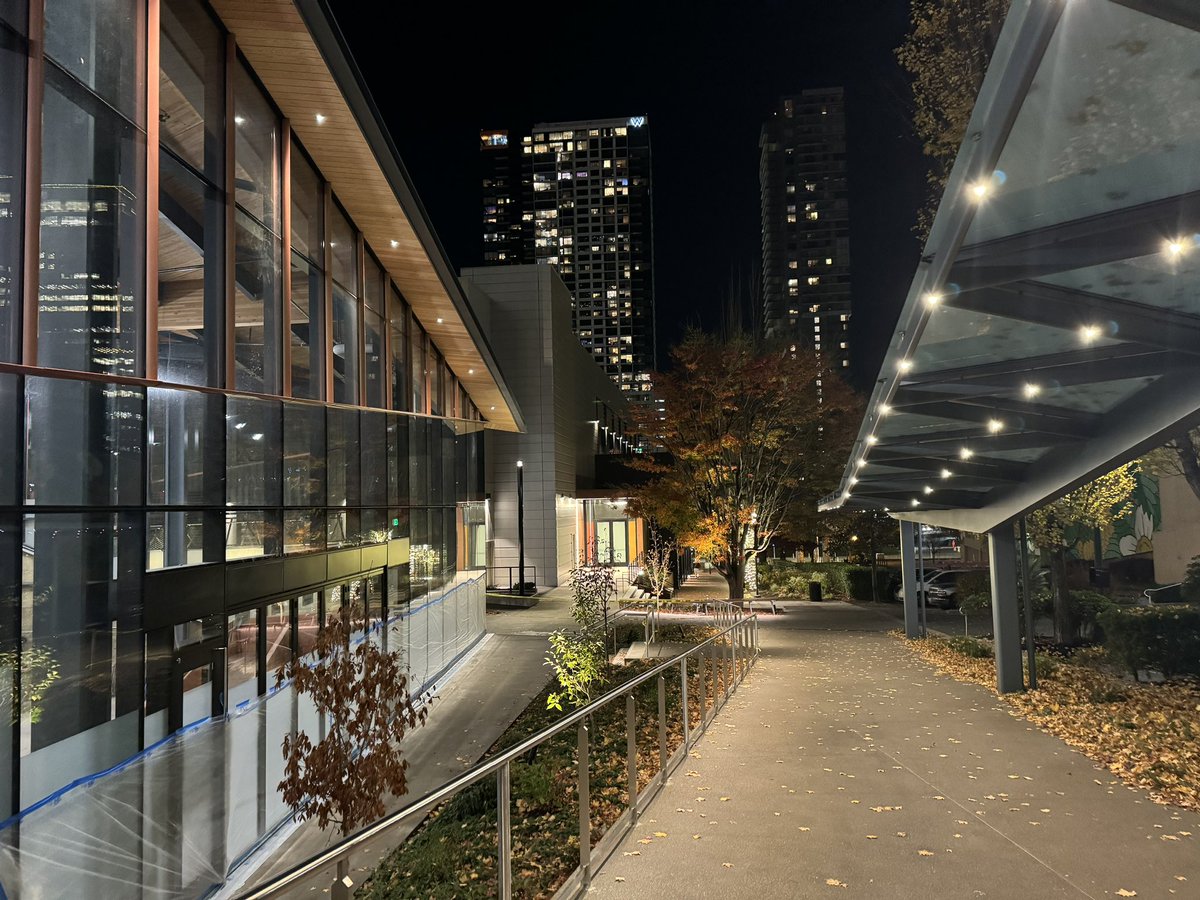 regeint's tweet photo. Night mode photos look more vivid when shot from an iPhone 15 pro. #nightview #iPhone15Pro #bellevue #kirkland https://t.co/Z2QPXRgZFd