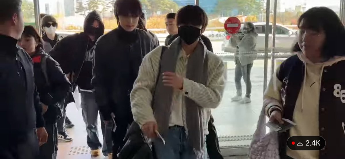NJM__file's tweet photo. Jaemin doesn't seem to hear what Nuna said at all, Because he was wearing AirPods, so he said loudly, “eh,” and took off the AirPods to hear it well, and then he looked at Jisung, he really is a baby🥹

#JAEMIN #재민 
 https://t.co/Jx4V14Sdbz