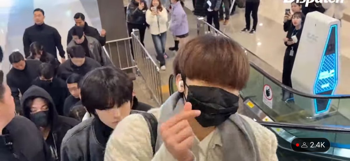 NJM__file's tweet photo. Jaemin doesn't seem to hear what Nuna said at all, Because he was wearing AirPods, so he said loudly, “eh,” and took off the AirPods to hear it well, and then he looked at Jisung, he really is a baby🥹

#JAEMIN #재민 
 https://t.co/Jx4V14Sdbz
