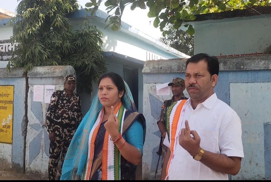 uttrijangde's tweet photo. हमनें अपनी जिम्मेदारी निभा दी है अब आपकी बारी।

मजबूत लोकतंत्र के निर्माण के लिए मतदान करिए, जिम्मेदार सेवक चुनिए।

भरोसे और न्याय की सरकार बनाइये।

#कांग्रेस_पर_भरोसा_बरकरार
#छत्तीसगढ़_नहीं_रुकेगा
#फिर_से_कांग्रेस_सरकार
#हैं_तैयार_हमछत्तीसगढ़_का_भरोसा_कांग्रेस https://t.co/OAWlTU2gqx