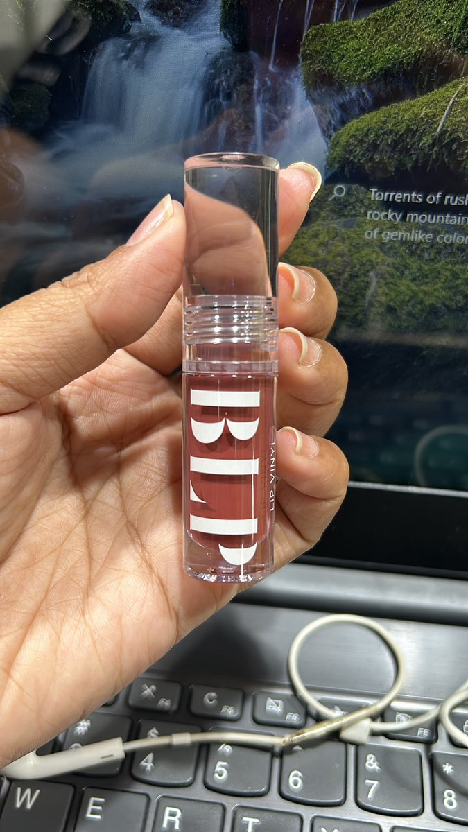 ditaandikaa's tweet photo. @ohmybeautybank Fix ini terbagus sih, lip vinyl blp x tuku (https://t.co/NjpHV3LS39) shade mocha https://t.co/wySAH1E6hC